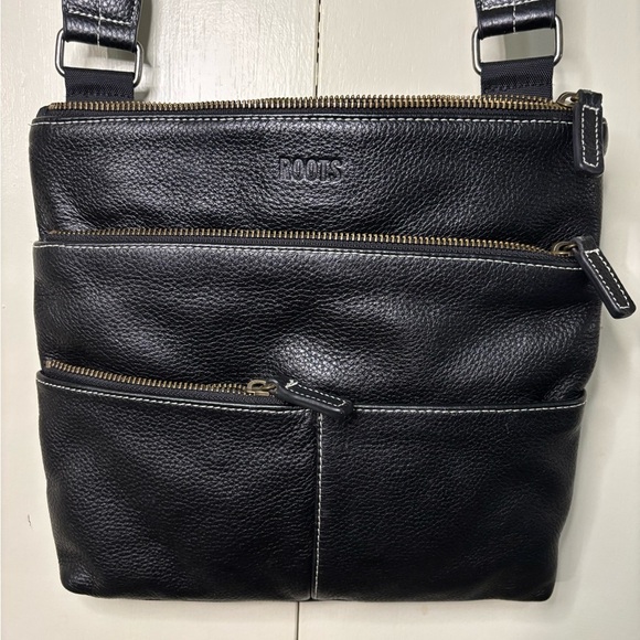 Roots Black Messenger Bag with Adjustable Straps and Minimalist Design - Picture 2 of 4